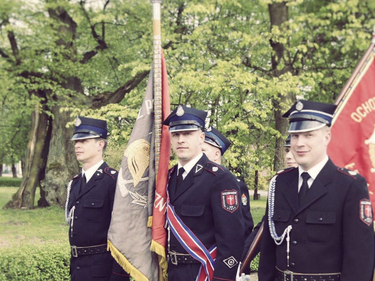 Strażacy ochotnicy ze sztandarem