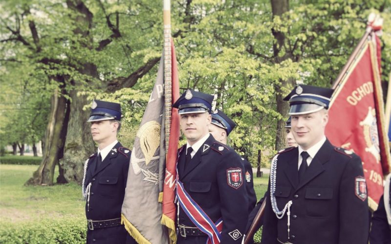 Strażacy ochotnicy ze sztandarem
